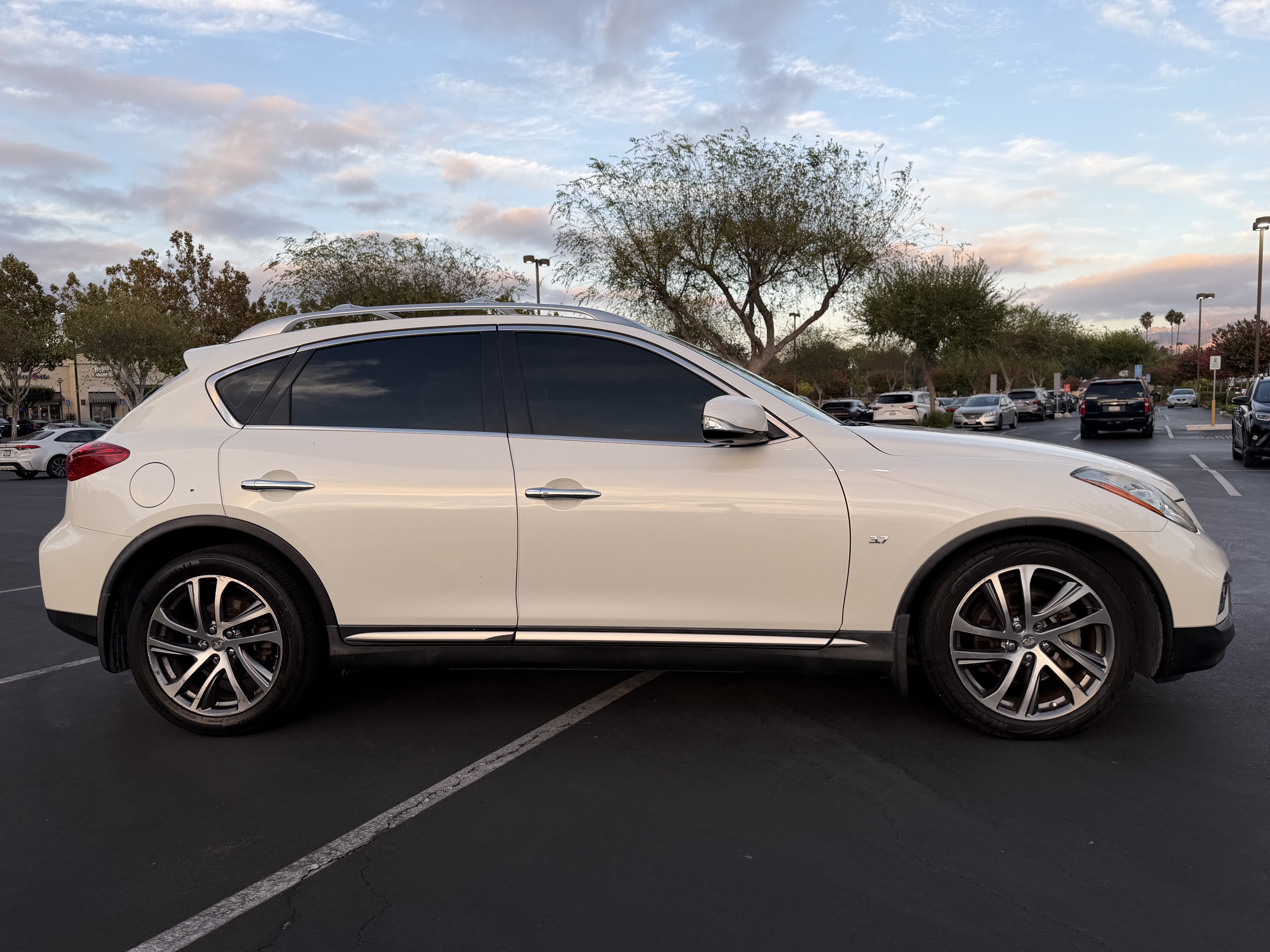 Used 2017 INFINITI QX50 2WD w/ Premium Plus Package image 9