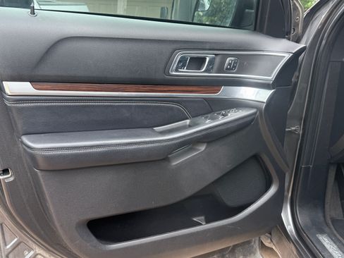 Used 2017 Ford Explorer Limited FWD image 4