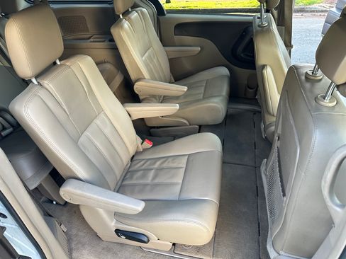 Used 2015 Chrysler Town & Country LX image 14