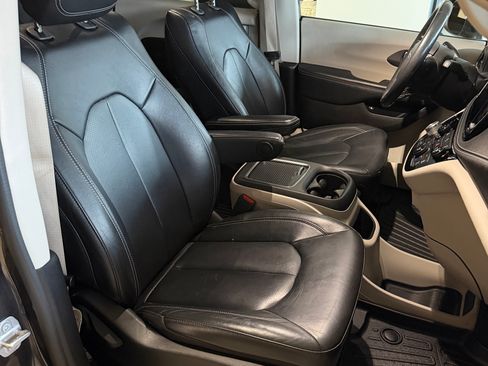 Used 2022 Chrysler Pacifica Touring-L image 8
