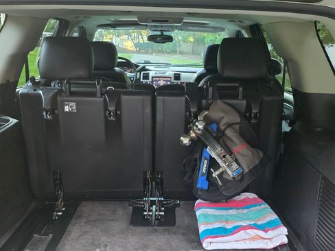 Used 2011 Cadillac Escalade Luxury image 20