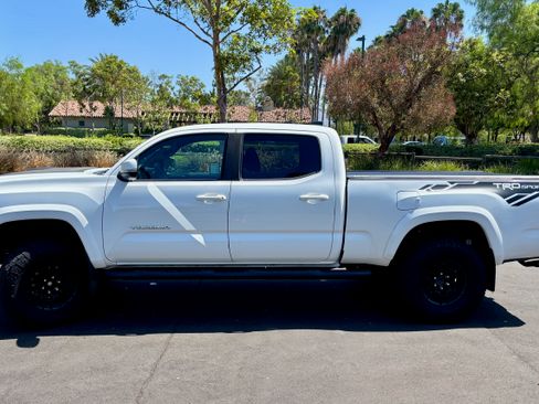 Used 2022 Toyota Tacoma TRD Sport w/ Technology Package RWD image 6