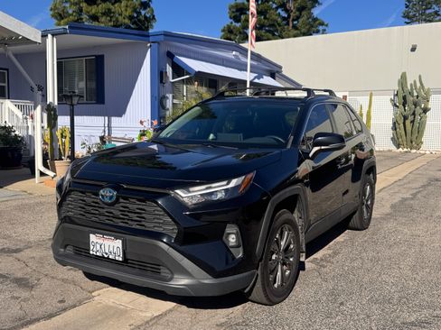 Used 2022 Toyota RAV4 XLE Premium image 2