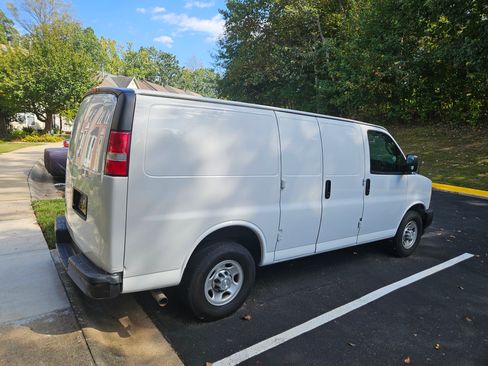 Used 2017 Chevrolet Express 2500 image 2