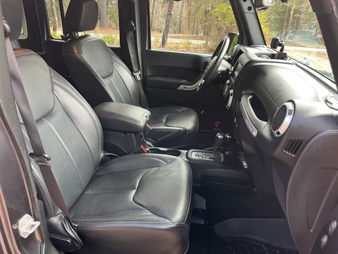 Used 2017 Jeep Wrangler Unlimited Sahara w/ Max Tow Package image 6