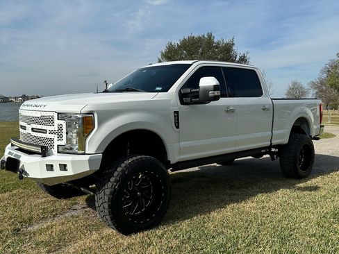 Used 2017 Ford F250 XLT w/ XLT Premium Package image 9
