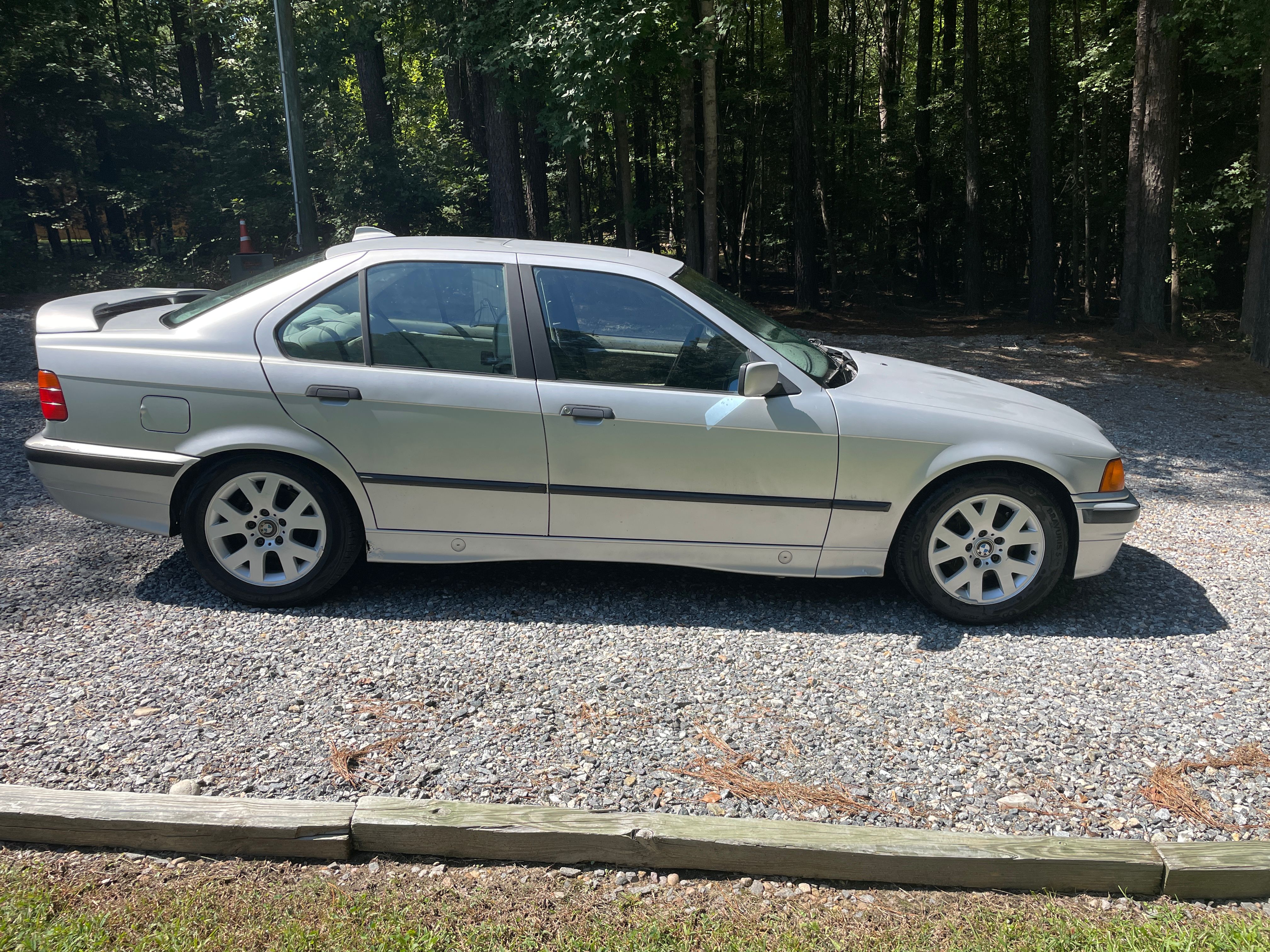 Used 1993 BMW 325i Sedan RWD image 1