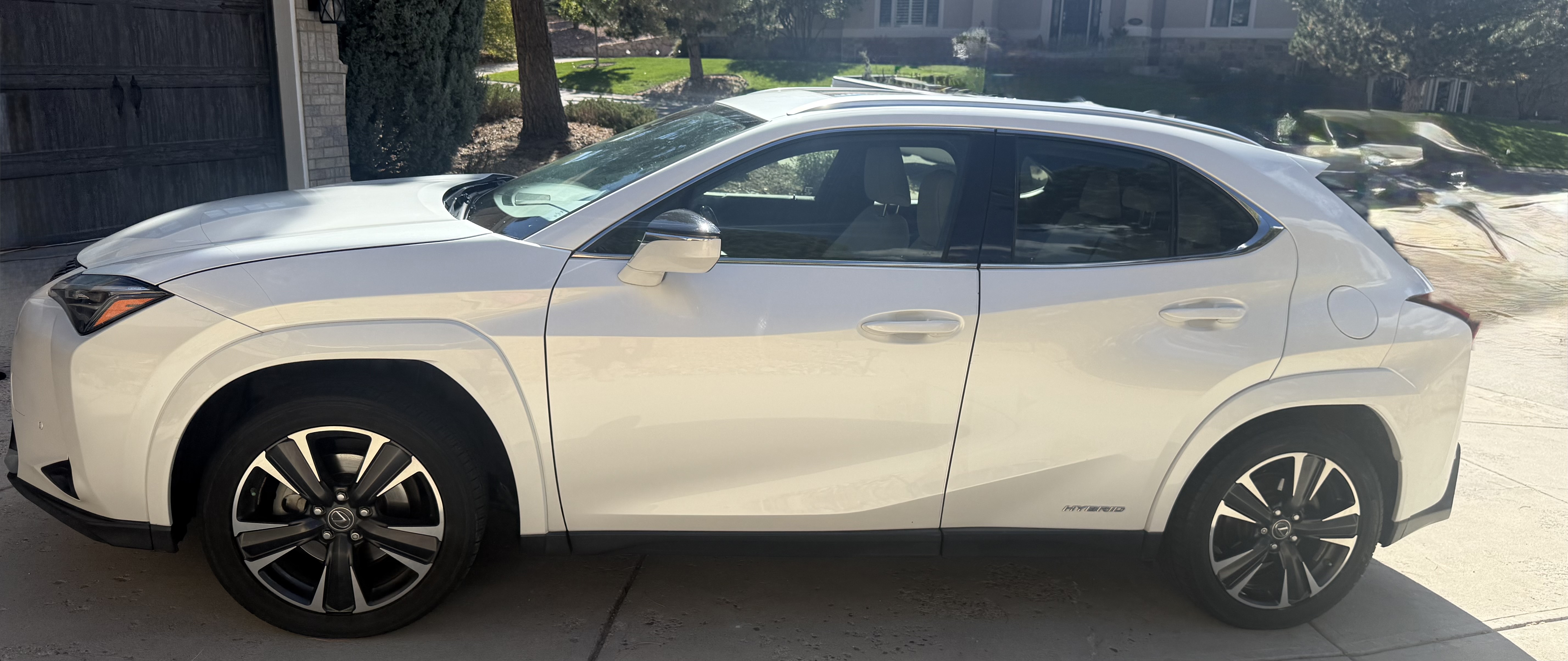 Used 2022 Lexus UX 250h w/ Premium Package AWD/4WD image 2