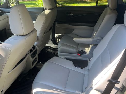 Used 2021 Honda Pilot Touring image 12