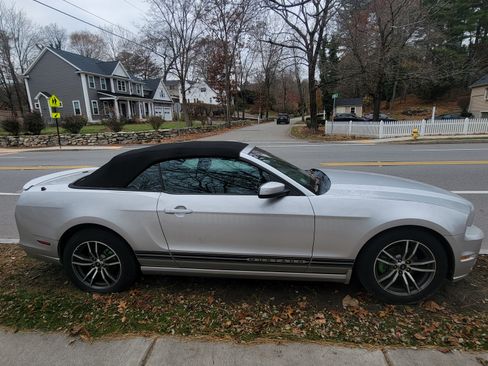 Used 2013 Ford Mustang Premium image 9