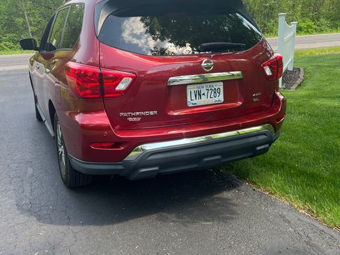 Used 2017 Nissan Pathfinder SL AWD/4WD image 2