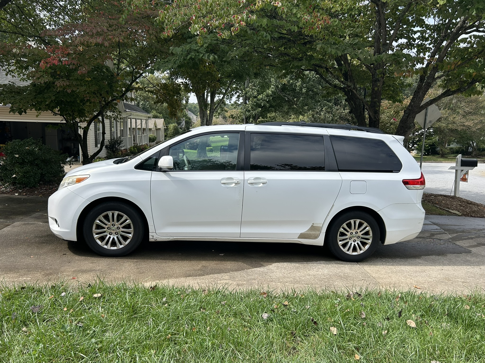 Used 2011 Toyota Sienna XLE FWD image 2