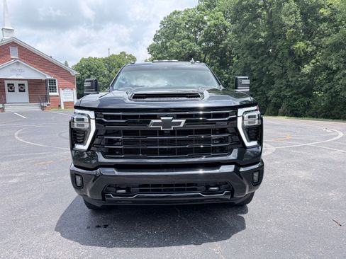 Used 2024 Chevrolet Silverado 2500 LT w/ Midnight Edition AWD/4WD image 4