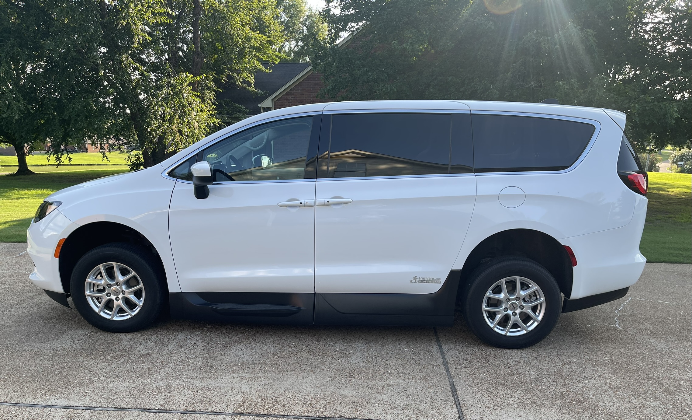 Used 2022 Chrysler Voyager LX FWD image 1