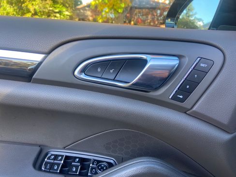 Used 2016 Porsche Cayenne image 17