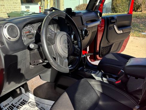 Used 2017 Jeep Wrangler Unlimited Sahara w/ Connectivity Group image 6