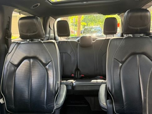 Used 2020 Chrysler Pacifica Limited w/ Advanced Safetytec Group FWD image 11