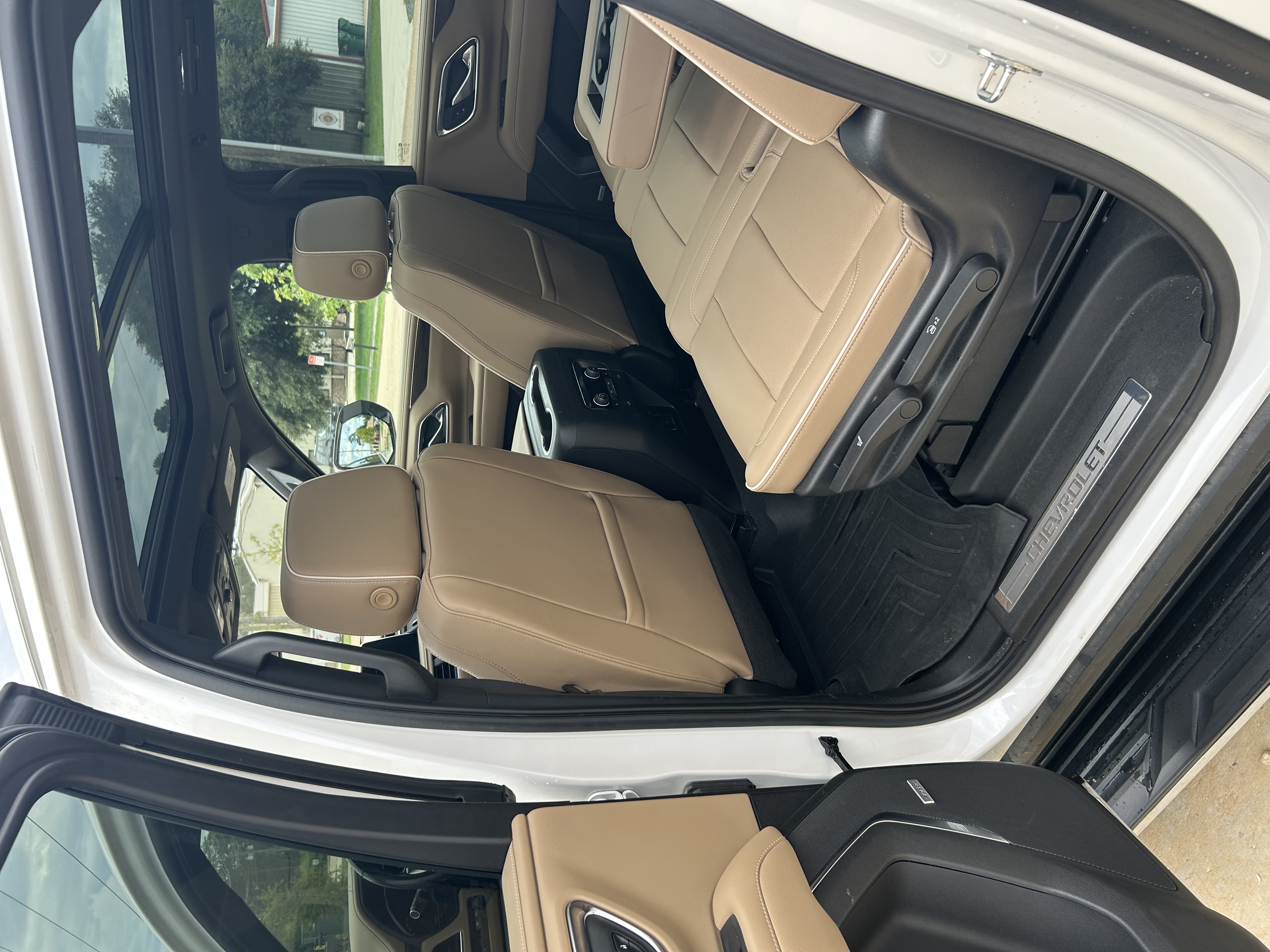 Used 2022 Chevrolet Suburban Premier w/ Premium Package 2 AWD/4WD image 13