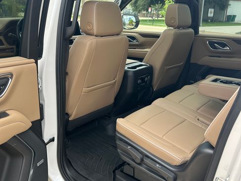Used 2022 Chevrolet Suburban Premier w/ Premium Package 2 AWD/4WD image 13