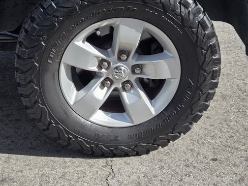 Used 2018 RAM 1500 Classic SLT image 9