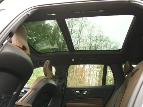 Used 2025 Volvo V60 B5 Cross Country Plus image 24