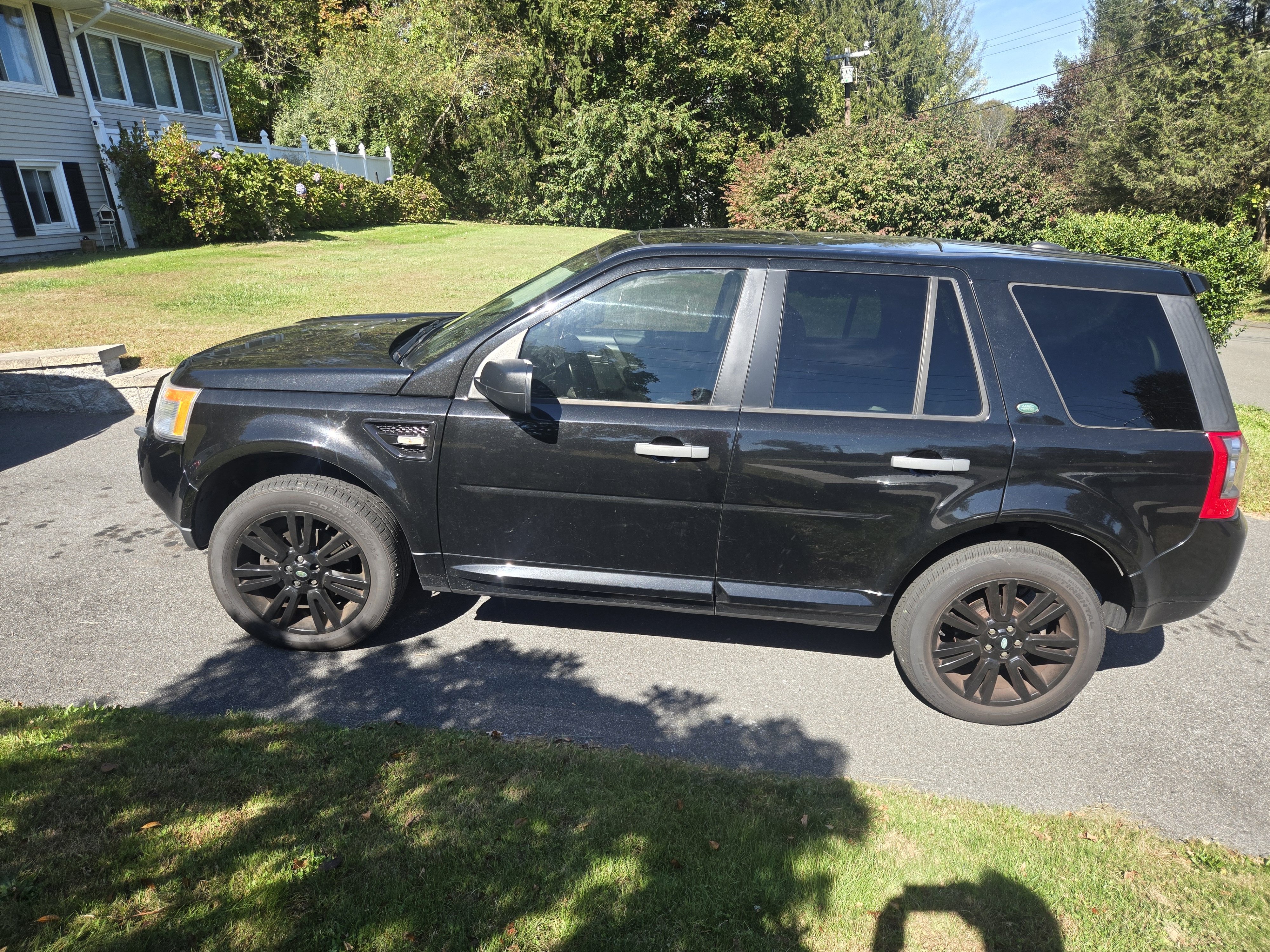 Used 2010 Land Rover LR2 HSE AWD/4WD image 2