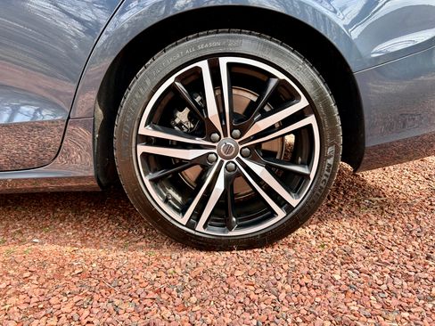 Used 2022 Volvo S60 T8 R-Design image 11