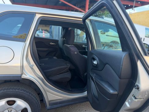 Used 2015 Jeep Cherokee Sport image 19