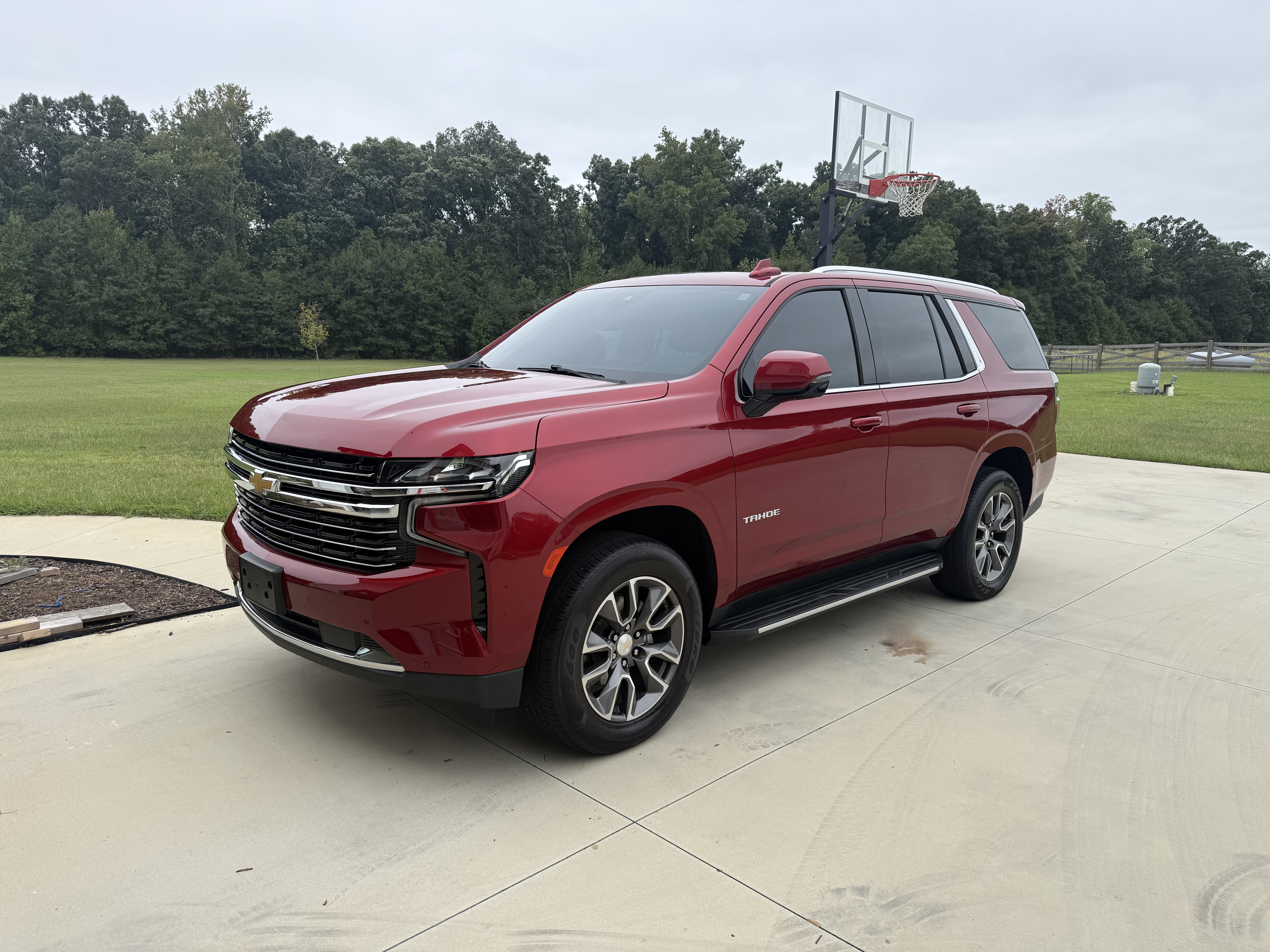 Used 2023 Chevrolet Tahoe LT w/ Luxury Package AWD/4WD image 2