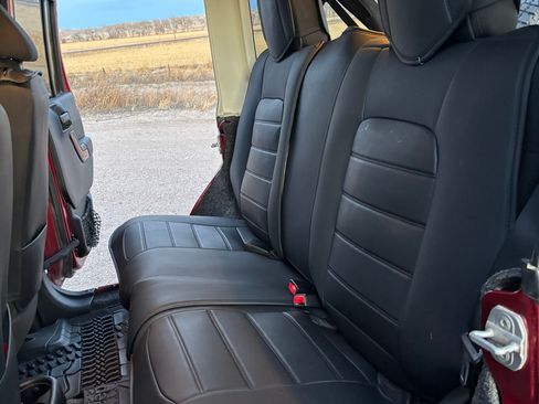 Used 2011 Jeep Wrangler Unlimited Rubicon w/ Connectivity Group image 9