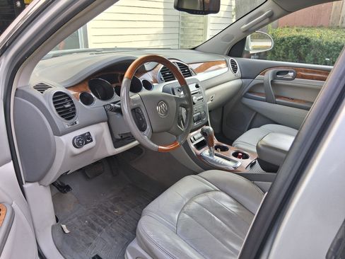 Used 2010 Buick Enclave CXL image 5
