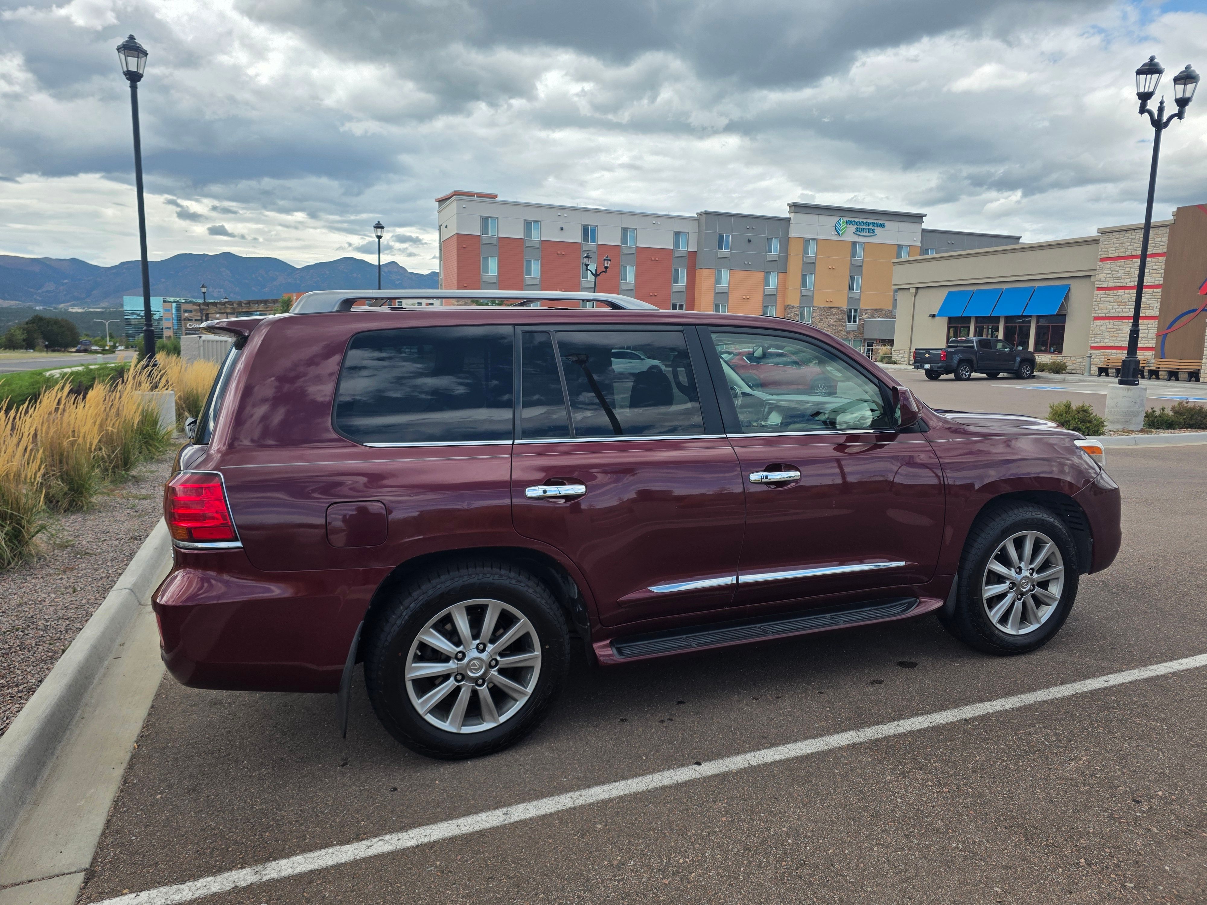 Used 2011 Lexus LX 570 4WD w/ Luxury Pkg image 4