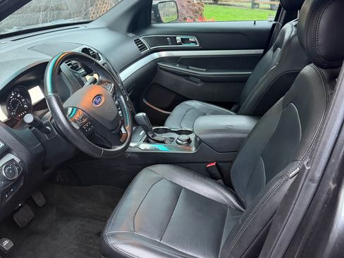 Used 2016 Ford Explorer XLT w/ Equipment Group 202A image 9