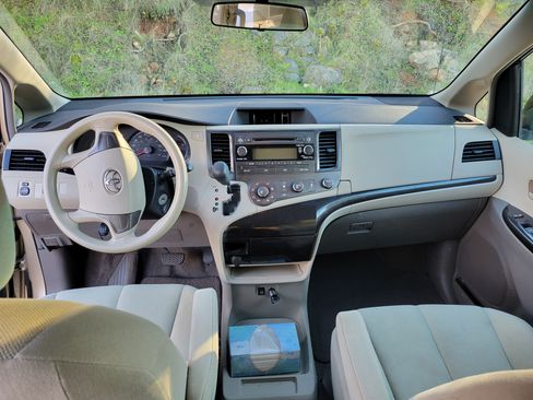 Used 2011 Toyota Sienna CE image 6