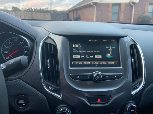 Used 2017 Chevrolet Cruze LT w/ Convenience Package image 25