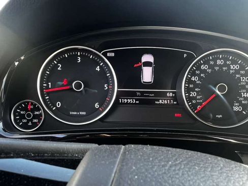 Used 2013 Volkswagen Touareg Sport image 9