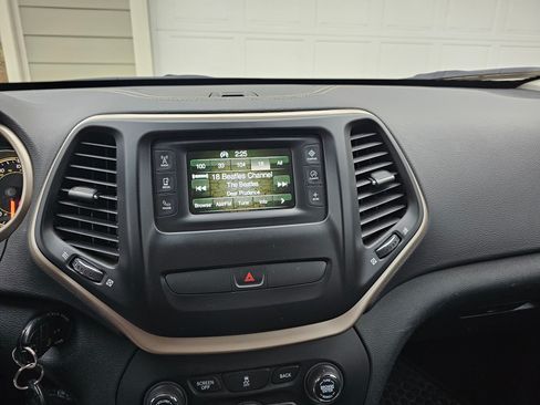 Used 2016 Jeep Cherokee Sport w/ Cold Weather Group image 16