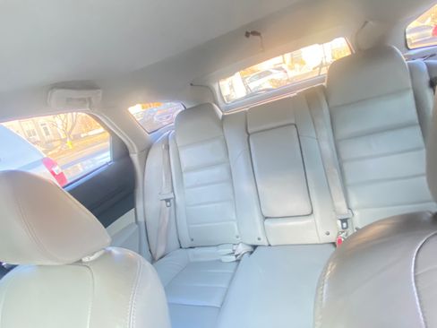 Used 2005 Dodge Magnum SE image 2