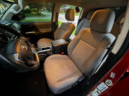 Used 2018 Toyota Tacoma SR5 AWD/4WD image 8