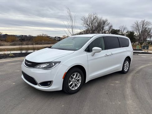 Used 2020 Chrysler Pacifica Touring image 1