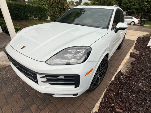 Used 2024 Porsche Cayenne AWD/4WD image 2