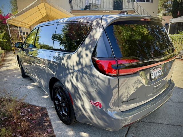 Used 2023 Chrysler Pacifica Touring-L w/ S Appearance Package FWD image 13