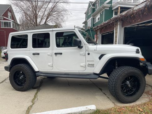 Used 2018 Jeep Wrangler Unlimited Sahara w/ Dual Top Group AWD/4WD image 12