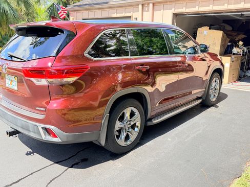 Used 2019 Toyota Highlander Limited Platinum FWD image 2