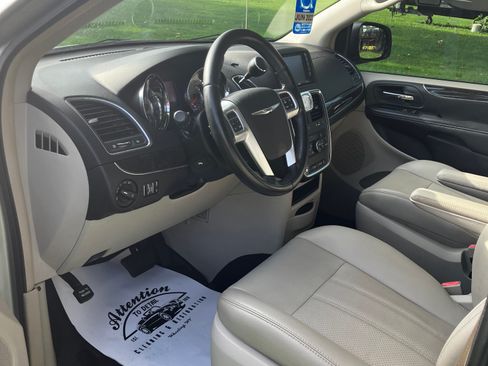 Used 2011 Chrysler Town & Country Touring-L w/ Trailer Tow Group FWD image 10