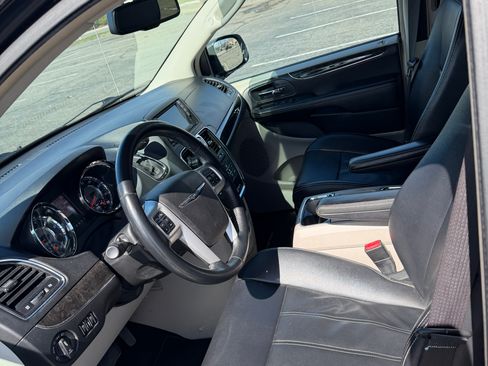 Used 2014 Chrysler Town & Country Touring image 12