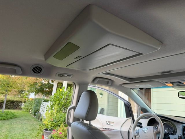 Used 2013 Toyota Sienna XLE w/ Premium Pkg FWD image 11
