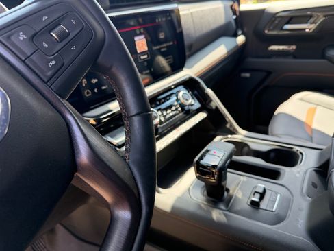 Used 2025 GMC Sierra 1500 AT4 w/ AT4 Premium Package AWD/4WD image 18