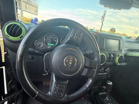 Used 2017 Jeep Wrangler Unlimited Sahara w/ Connectivity Group image 16