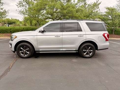 Used 2018 Ford Expedition XLT w/ Equipment Group 202A AWD/4WD image 2
